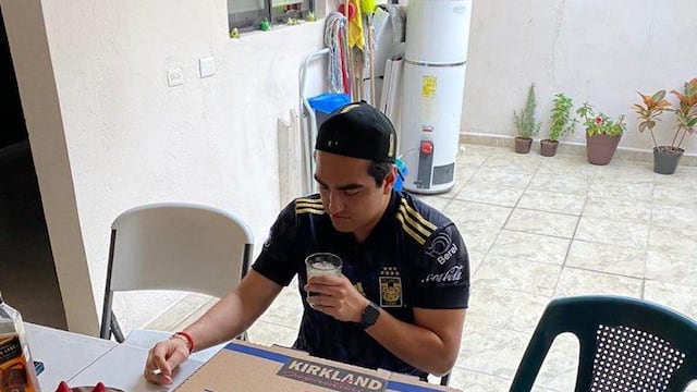 Organiza fiesta con pizzas, bebidas y pastel; no llega ninguno de sus “amigos”