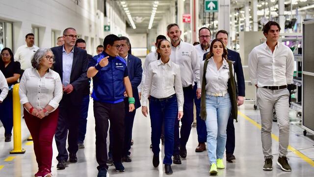 Ruth González y Claudia Sheinbaum recorren planta BMW