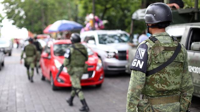 Efectivos de la Guardia Nacional patrullan el centro de Cuernavaca.