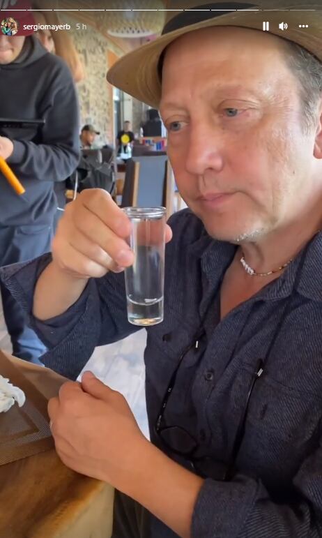 Rob Schneider probando el tequila.