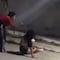 Madre golpea a su hija porque no se defendió de bullying (VIDEO)