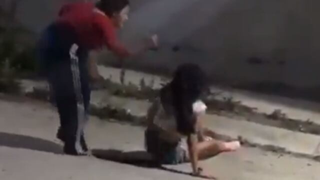 UNA MADRE GOLPEA A SU HIJA POR NO DEFENDERSE DEL BULLYING