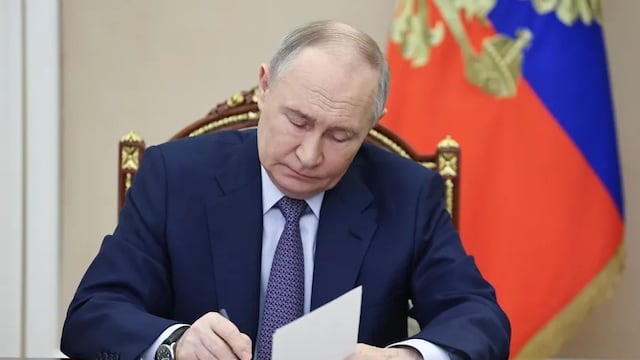 Presidente Vladimir Putin se disculpa por caída de avión en espacio aéreo ruso.