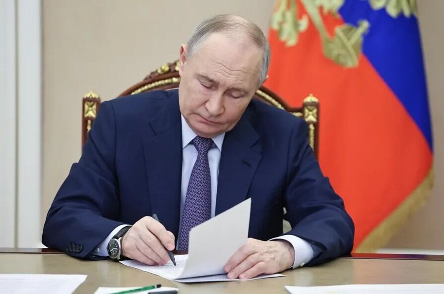 Presidente Vladimir Putin se disculpa por caída de avión en espacio aéreo ruso.