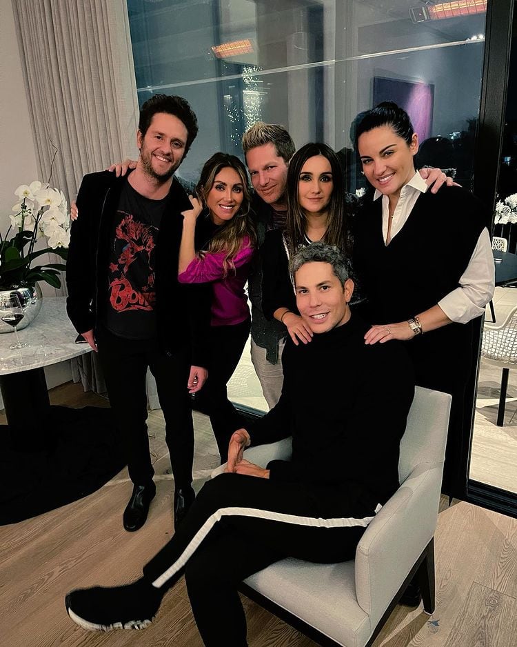 Guillermo Rosas con los integrantes de RBD.
