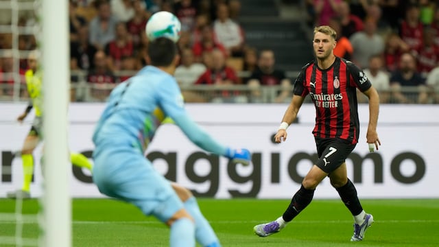 ¿Lo manda a la banca? DT del Milan manda tremendo dardo a Santiago Giménez.