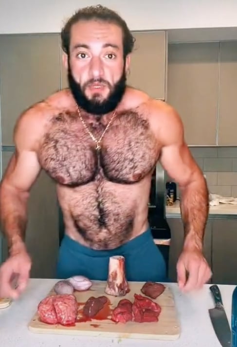 Weam Breiche muestra carne cruda