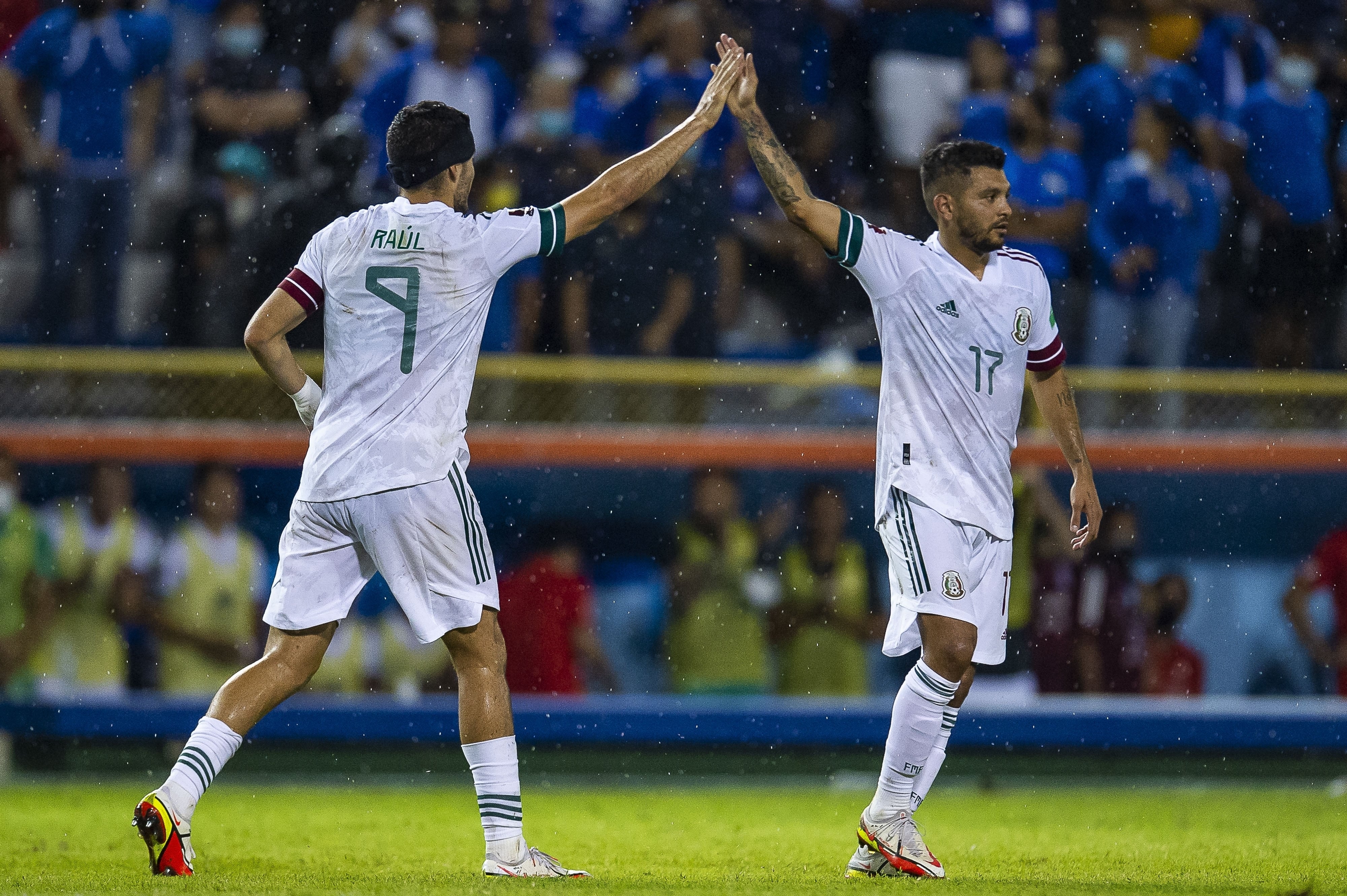 Raúl Jiménez y Tecatito Corona.