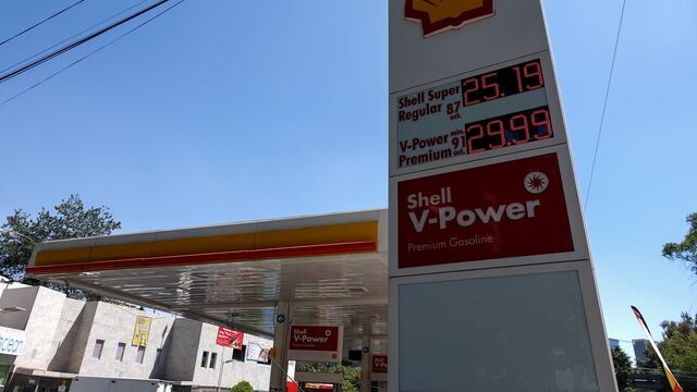 CIUDAD DE MÉXICO, 10MARZO2022.- En la capital del país el precio de la gasolina se ha disparado superando, el día de ayer, la barrera de los 30 pesos. Hoy el costo disminuyó en 35 centavos para situarse en 29.99 en la estación de Marina Nacional 125 en la alcaldía Miguel Hidalgo. 
FOTO: GALO CAÑAS/CUARTOSCURO.COM