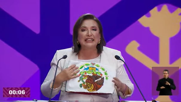 Xóchitl Gálvez muestra al revés la Bandera Nacional