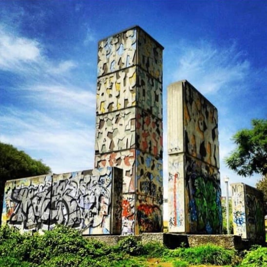 Composición a partir de los restos del mural de Carlos Mérida en Multifamiliar Juárez; ubicada en el Parque de Fuentes Brotantes, Tlalpan, y afectada por grafiteros.