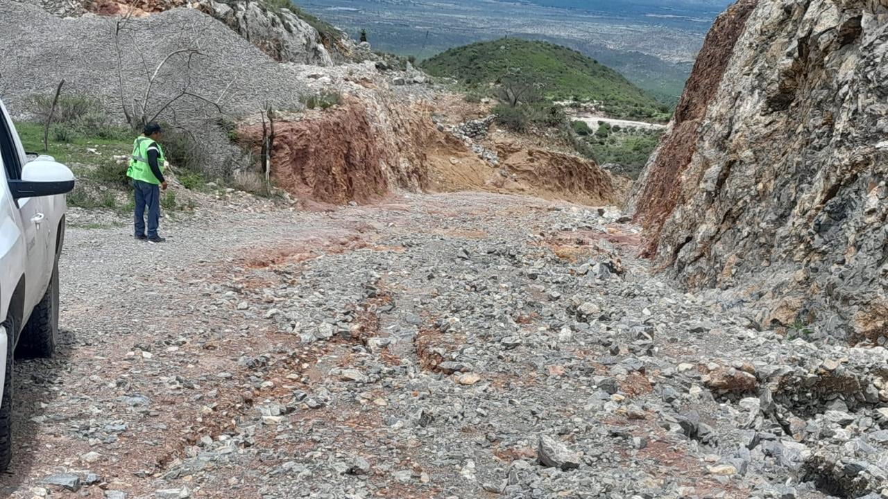 Por instrucción del gobernador Ricardo Gallardo Cardona, personal de la Junta Estatal de Caminos realiza recorridos en municipios del Altiplano para evaluar daños.