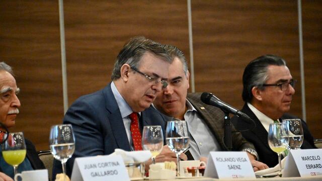 Marcelo Ebrard en reunión con el CCE