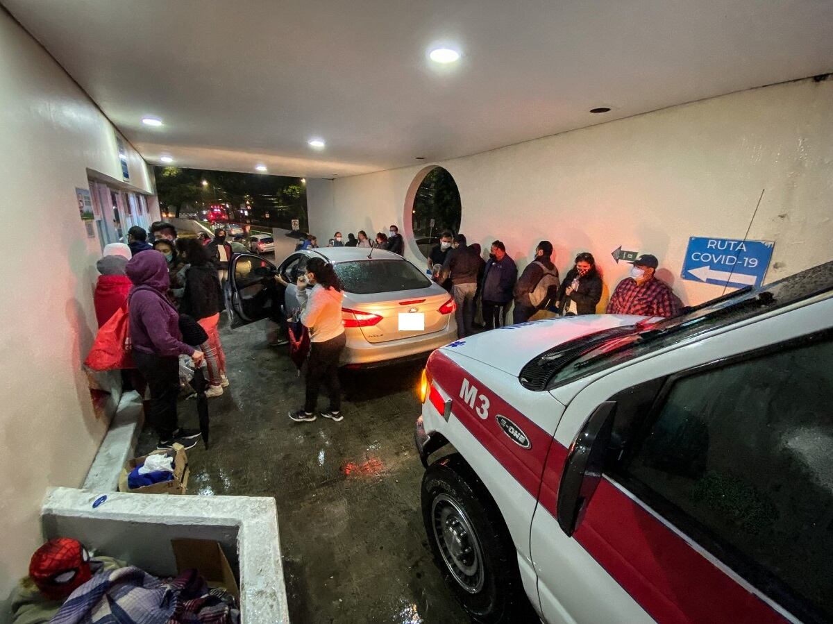 Se aglomeran en hospital de Covid-19 en la CDMX