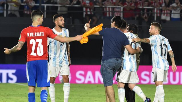 Fan se toma selfie con Lionel Messi durante el Paraguay vs Argentina