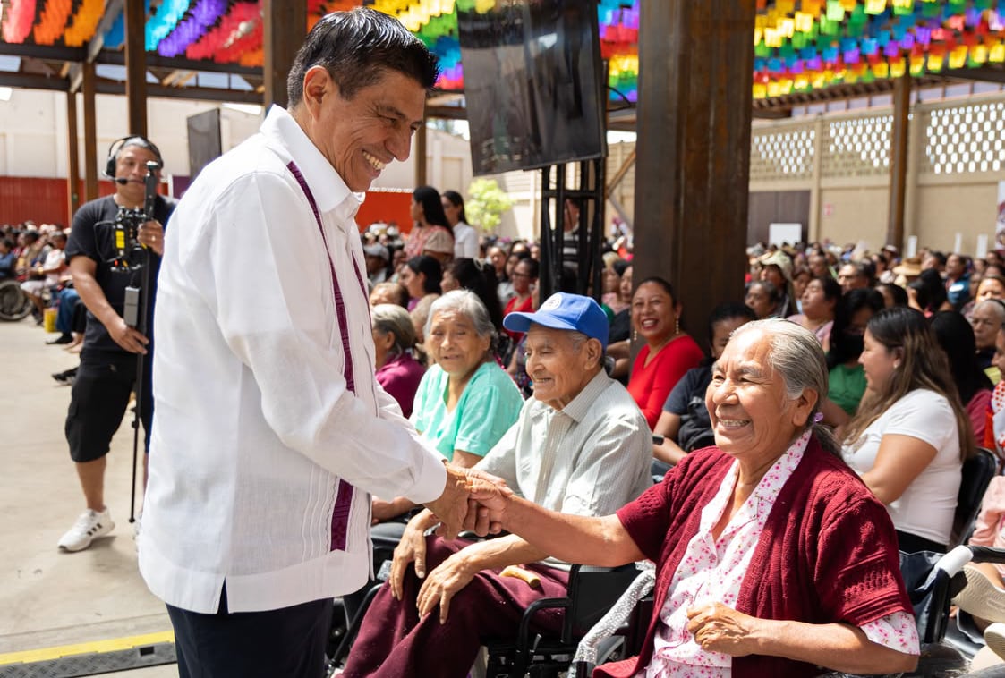 El gobernador de Oaxaca, Salomón Jara Cruz, entregó más de mil 400 apoyos funcionales, visuales, auditivos y de movilidad durante la jornada.