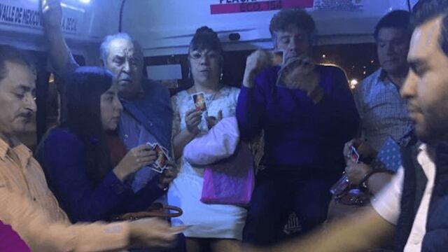 Mexicanos divirtiéndose en el transporte.