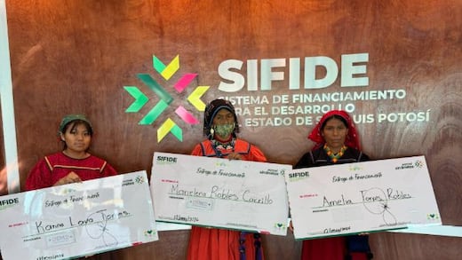 Ricardo Gallardo entrega apoyos a universitarios y emprendedores wixárikas