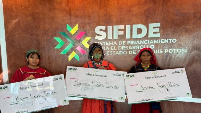 Ricardo Gallardo entrega apoyos a universitarios y emprendedores wixárikas