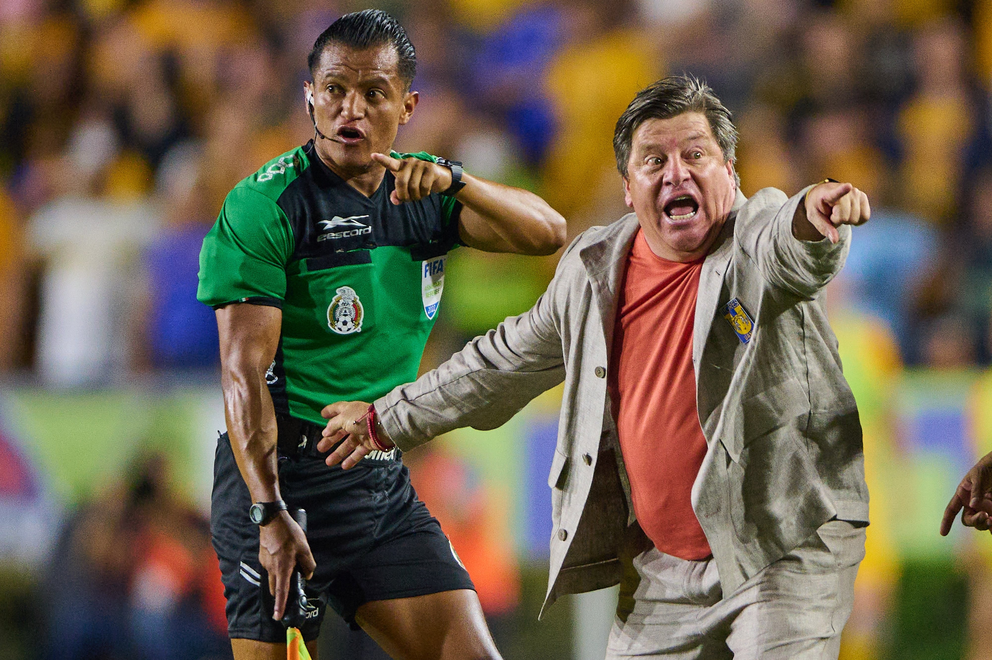 Miguel Herrera reclama una jugada al árbitro asistente