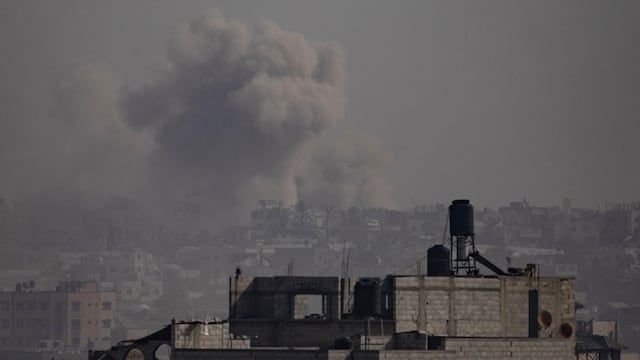 El humo se eleva tras los ataques aéreos israelíes en Jan Yunis, al sur de la Franja de Gaza.