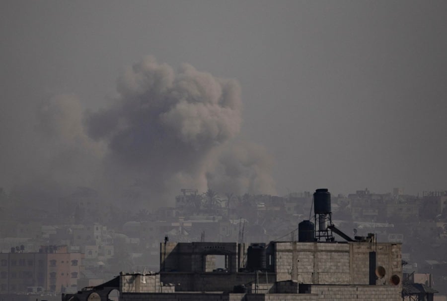 El humo se eleva tras los ataques aéreos israelíes en Jan Yunis, al sur de la Franja de Gaza.