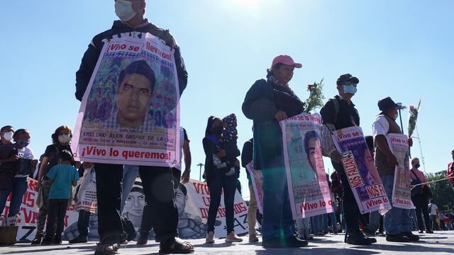 Padres de los 43 estudiantes desaparecidos de Ayotzinapa protestaron en la Basílica de Guadalupe