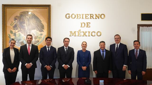 Claudia Sheinbaum con directivos de Mercado Libre