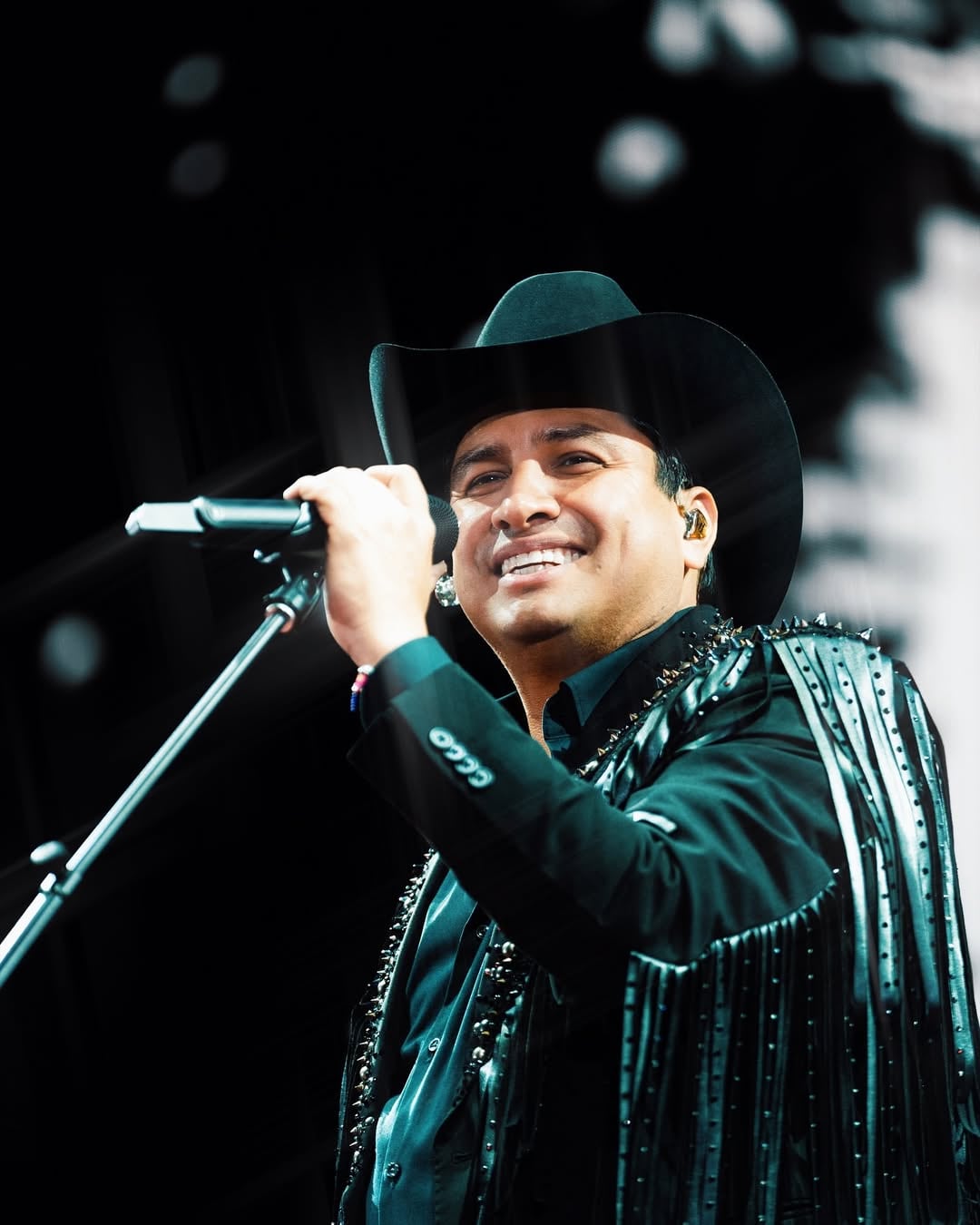 Julión Álvarez en concierto en SoFi Stadium de Los Ángeles