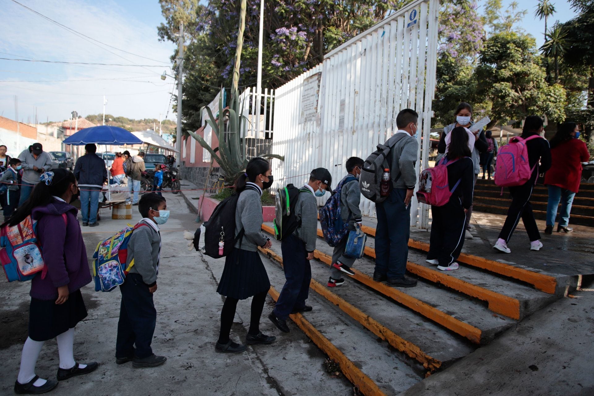 Alumnos de la escuela primaria Miguel Hidalgo y Costilla en San Nicolás de los Ranchos y otros 40 municipios, regresan a clases presenciales tras una semana de contingencia por la caída de ceniza del volcán Popocatépetl.
