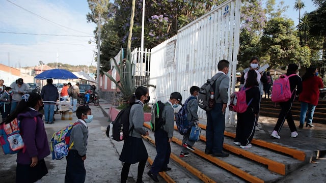 Alumnos de la escuela primaria Miguel Hidalgo y Costilla en San Nicolás de los Ranchos y otros 40 municipios, regresan a clases presenciales tras una semana de contingencia por la caída de ceniza del volcán Popocatépetl.