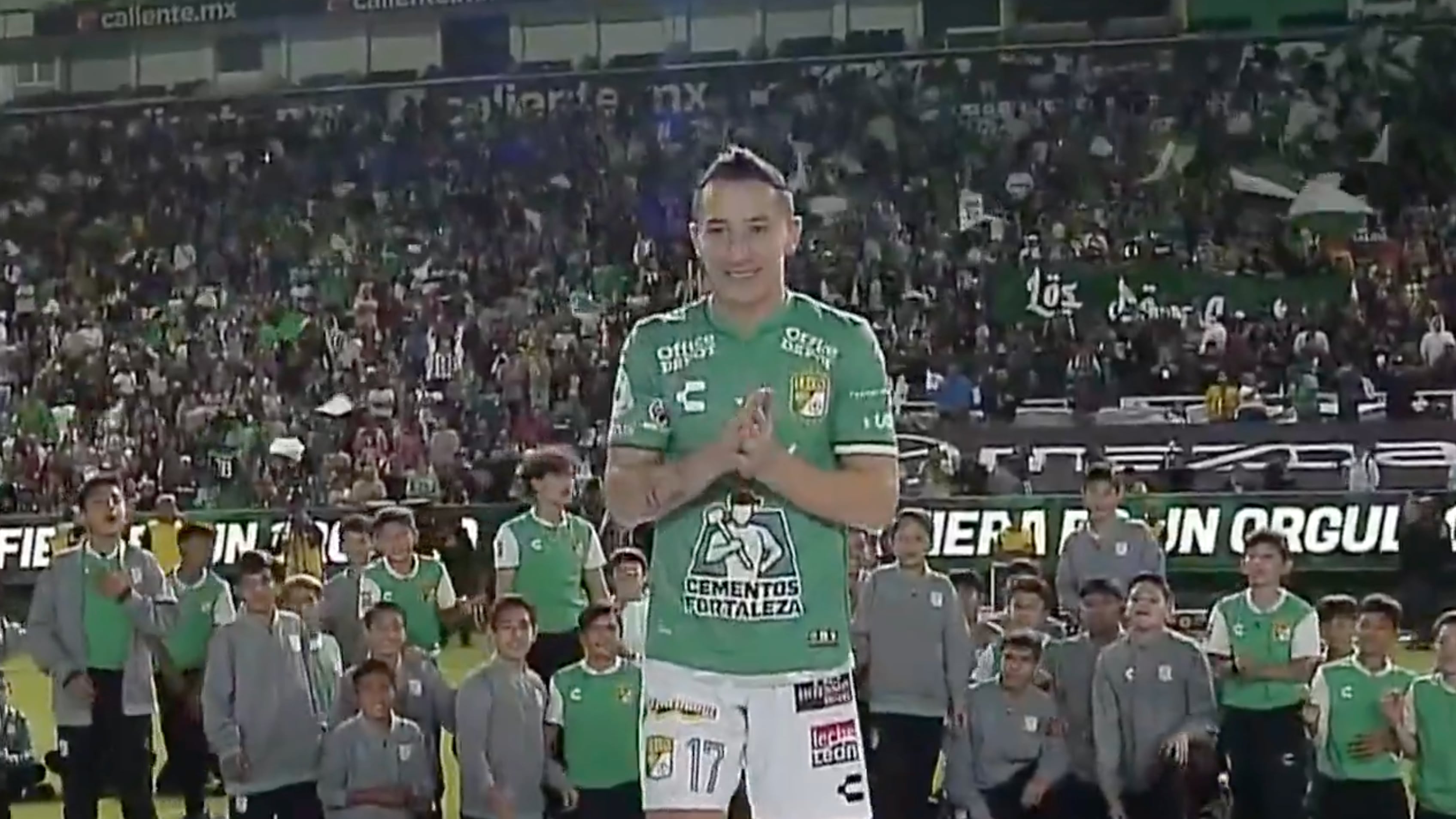 ¡Es una leyenda! Miles de aficionados del Club León reciben a Andrés Guardado; tremenda bienvenida al Principito