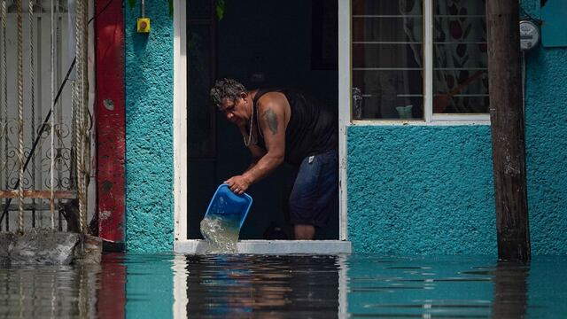 Un hombre con ayuda de un bote saca agua de su casa, la cual sufrió una inundación por las intensas lluvias en la colonia Ejército de Oriente sección II de l a alcaldía Iztapalapa