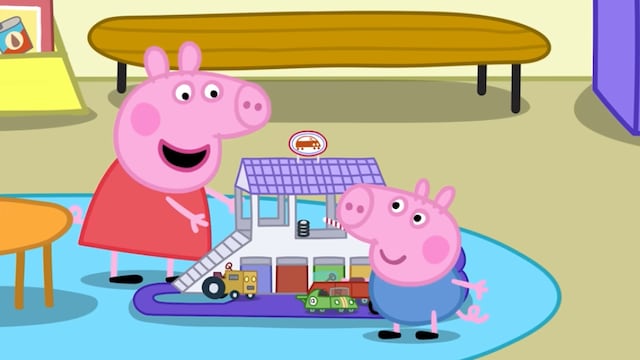 George Pig juega a los carritos con Peppa Pig Capitulo completo en YouTube y espanol para celebrar el dia de regalar Hot Wheels