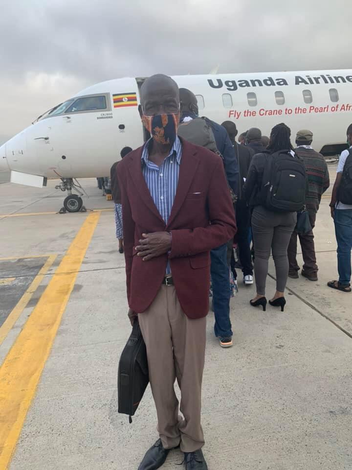 Wilson Dhabangi en su vuelo con Uganda Airlines