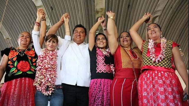 Maribel al lado de suesposo Benjamín