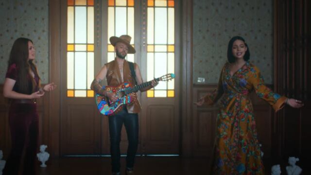 Video "Ella qué te dio"