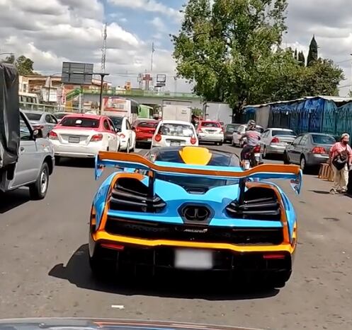 Taxi humilla a un McLaren Senna