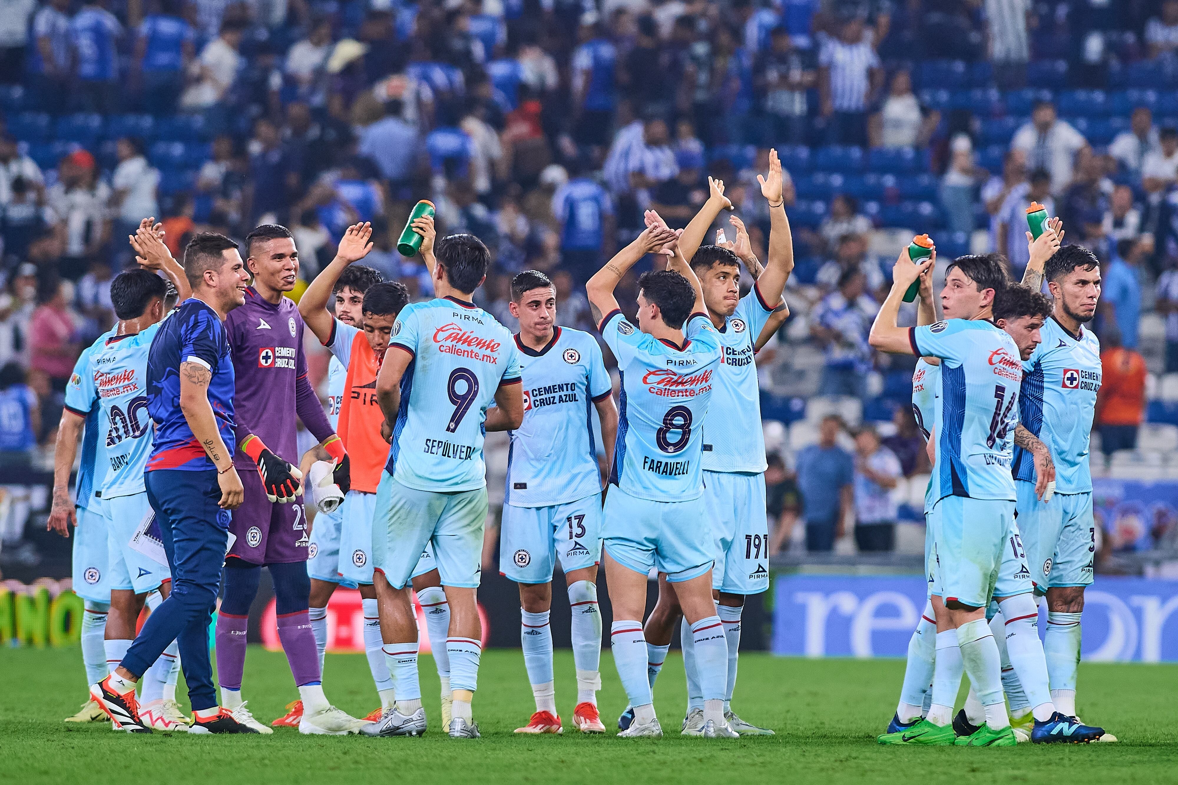 Cruz Azul tras ganar en el Estadio BBVA.