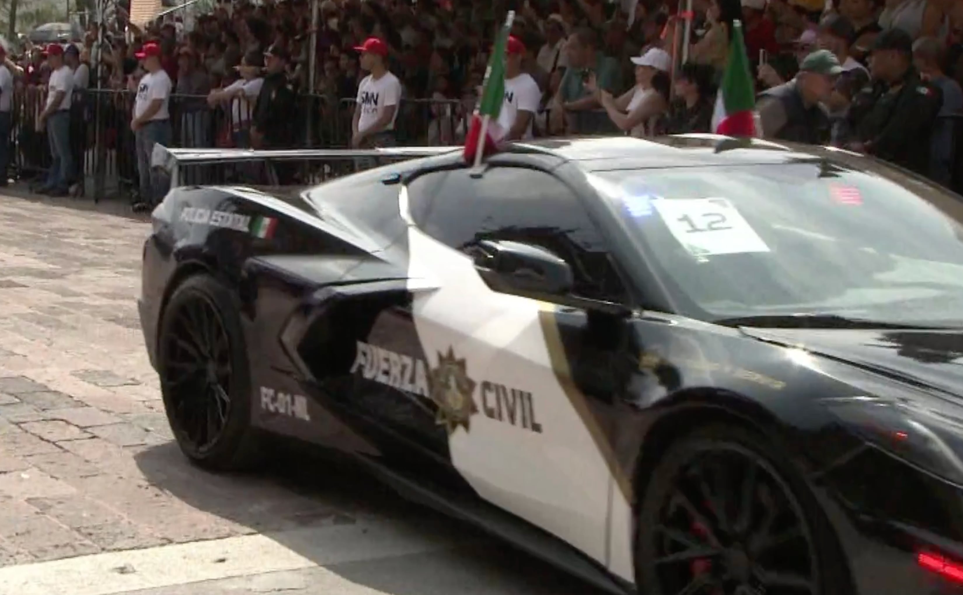 Fuerza Civil presentó un Corvette y un Mustang Shelby como patrullas de exhibición en Nuevo León