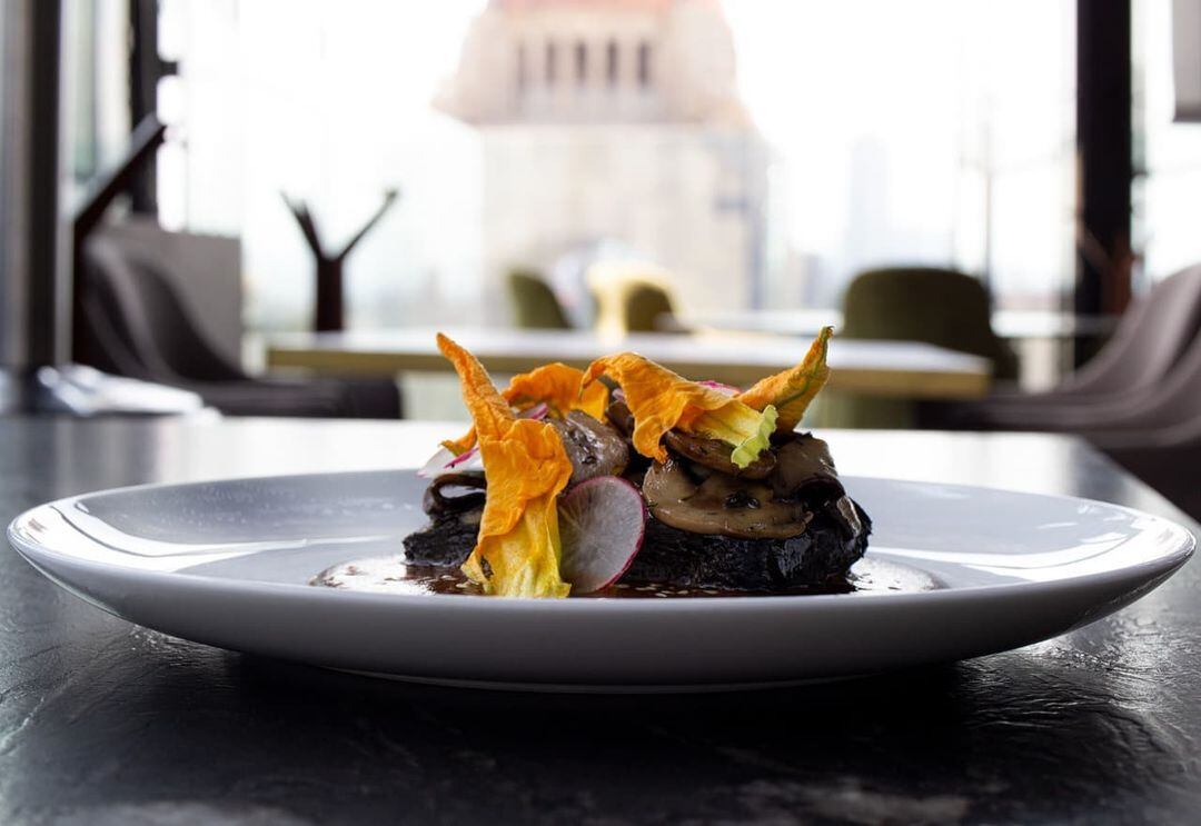 tamal de hongos con mole poblano/@arango_cocinaderaices