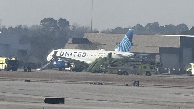 Evacuan vuelo de United Airlines de Houston a Nueva York; se incendió durante el despegue