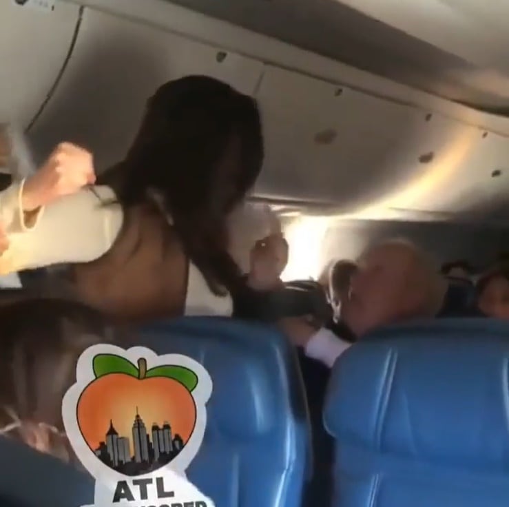 Mujer agrede a adulto mayor