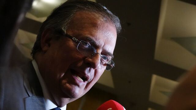 Marcelo Ebrard frente a medios