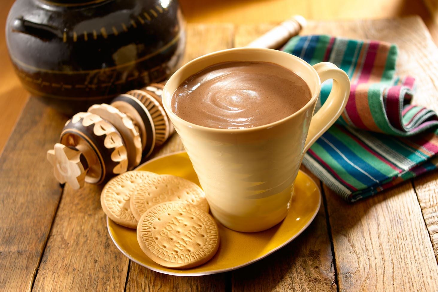 Champurrado de chocolate con masa y leche.