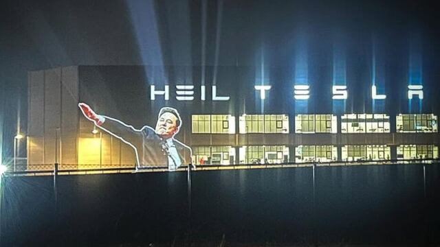 Fábrica de Tesla: Proyectan supuesto salud nazi de Elon Musk