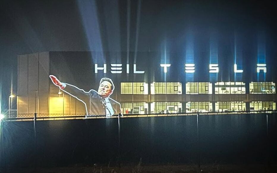 Fábrica de Tesla: Proyectan supuesto salud nazi de Elon Musk