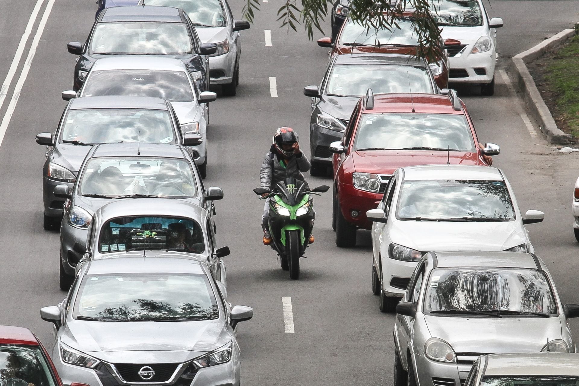 Motociclista circula entre carriles, sobre Viaducto Tlalpan