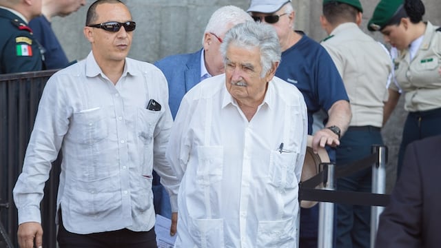 José Mújica, expresidente de Uruguay, arriba al Zócalo para festejos de primer año de gobierno de AMLO