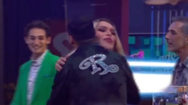 Wendy Guevara coquetea con músico de Banda El Recodo